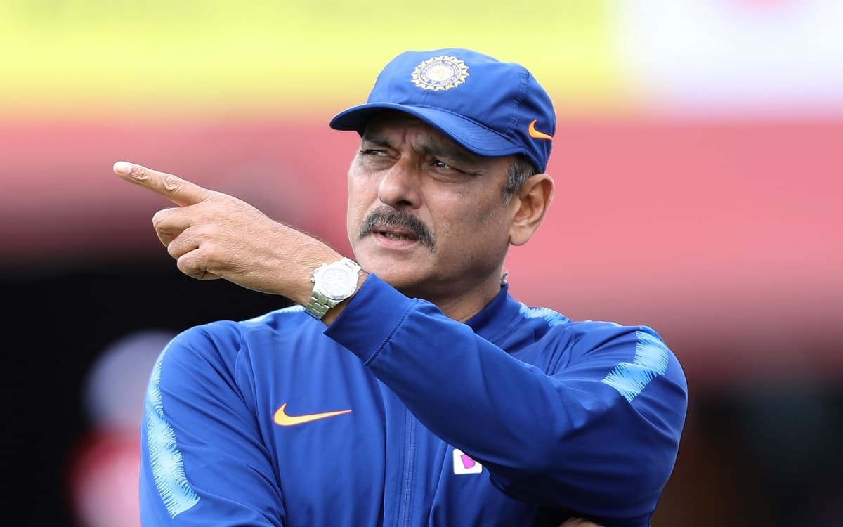 VIDEO: इंग्लैंड के मैदान पर कोच शास्त्री रोचक कारनामा, पिच क्यूरेटर के डॉगी को कराया फील्डिंग अभ्यास Coach Ravi Shastri's interesting feat on the field of England with pitch curator's dog got fielding practice