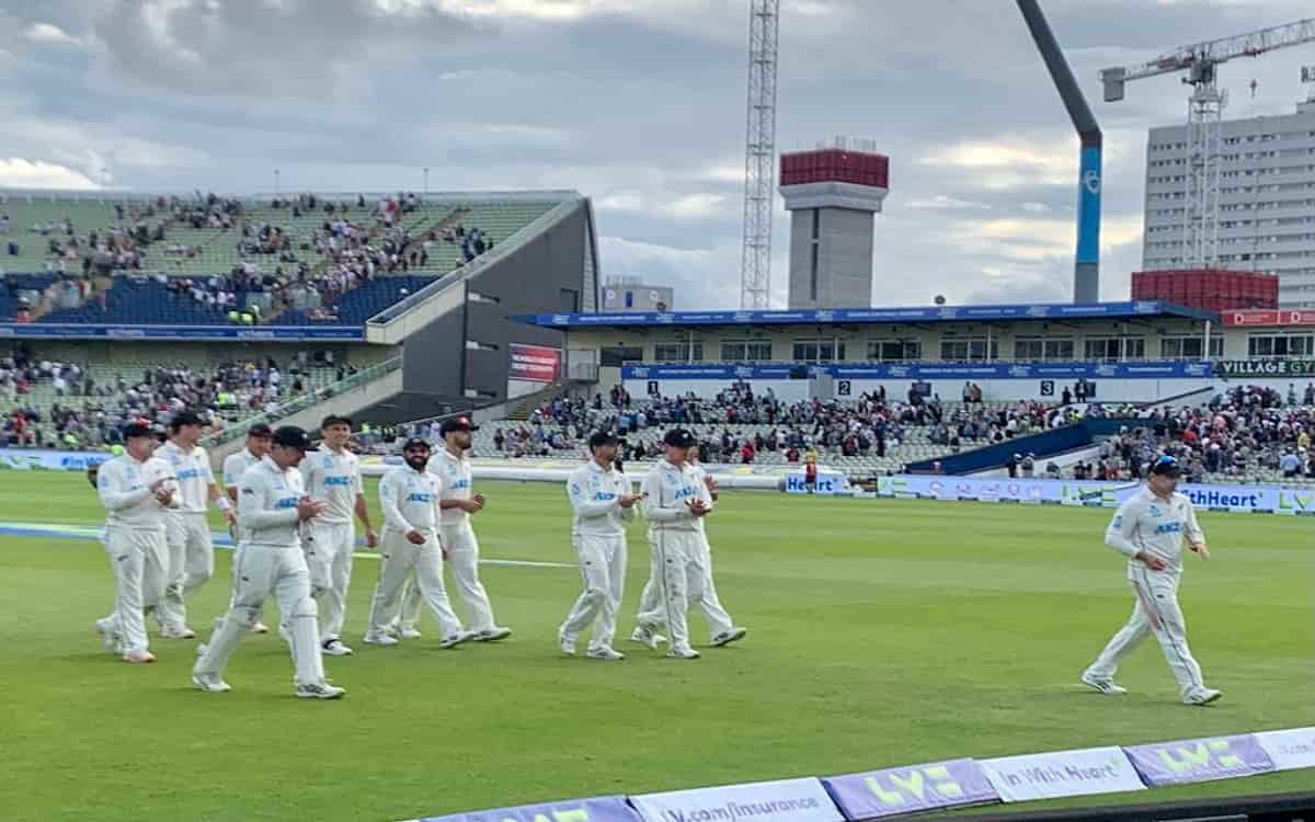 ENG vs NZ: न्यूजीलैंड की गेंदबाजी के आगे इंग्लैंड पस्त, कीवीयों को मिला महज 38 रनों का लक्ष्य England batting line up battered in front of New Zealand's bowling Kiwis got the target of 38 runs
