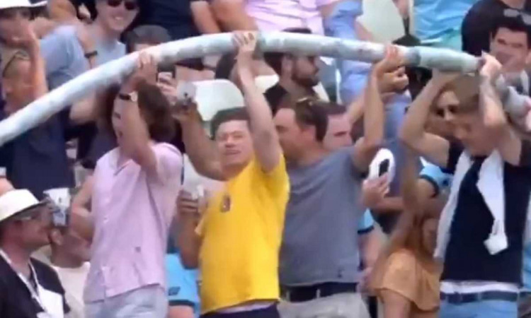 Cricket Image for VIDEO : एजबेस्टन में पुराने रंग में लौटे फैंस, स्टेडियम में दिखा 'BEER SNAKE' का ज