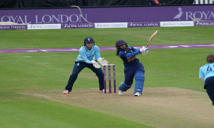 Cricket Image for भारतीय महिला टीम ने इंग्लैड को दिया 202 रनों का टारगेट, कप्तान मिताली राज ने ठोका 
