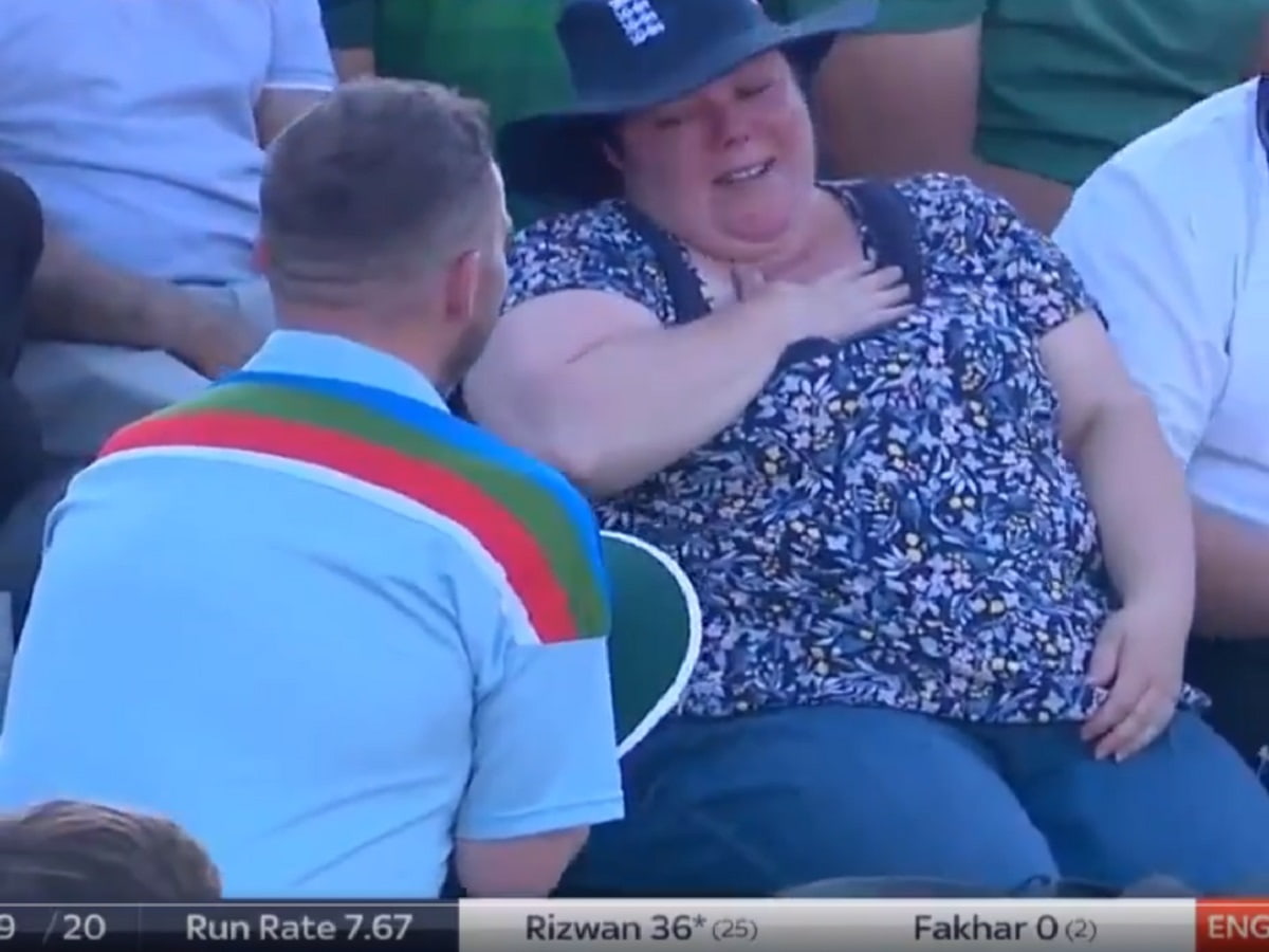 ENG vs PAK - Man propose a girl in between the match, girl says yes