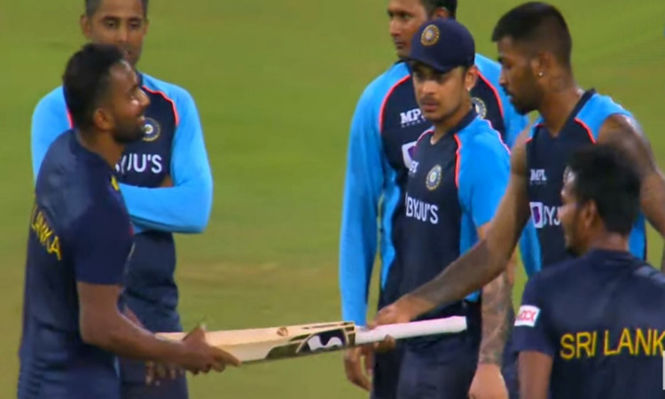Cricket Image for Hardik Pandya Giving Chamika Karunaratne A Spare Bat Watch Video 