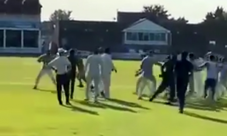 Cricket Image for VIDEO : लाइव मैच में चले लात-घूसे, खिलाड़ियों ने एक दूसरे को भगा-भगाकर पीटा