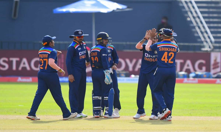 Cricket Image for SL vs IND: पहले वनडे में भारत के खिलाफ श्रीलंका की धीमी शुरूआत, 30 ओवर में बनाए मह