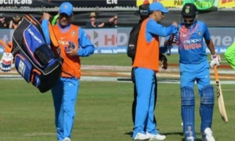 Cricket Image for Once Ms Dhoni Carried Drinks For Suresh Raina