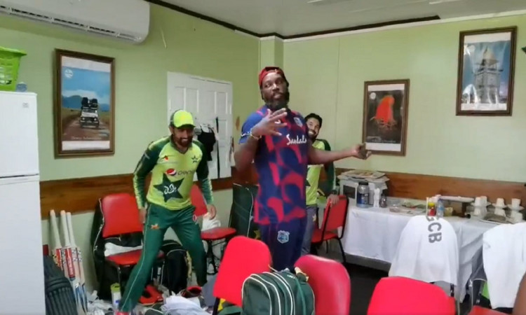 VIDEO Chris Gayle visits the Pakistan dressing room after T20I series