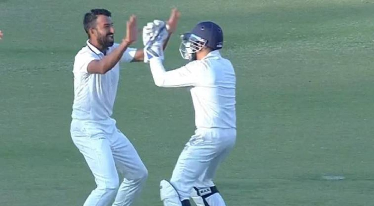 When Cheteshwar Pujara rolled his arm, bowled against AB de Villiers, Amla in a Test match - Watch
