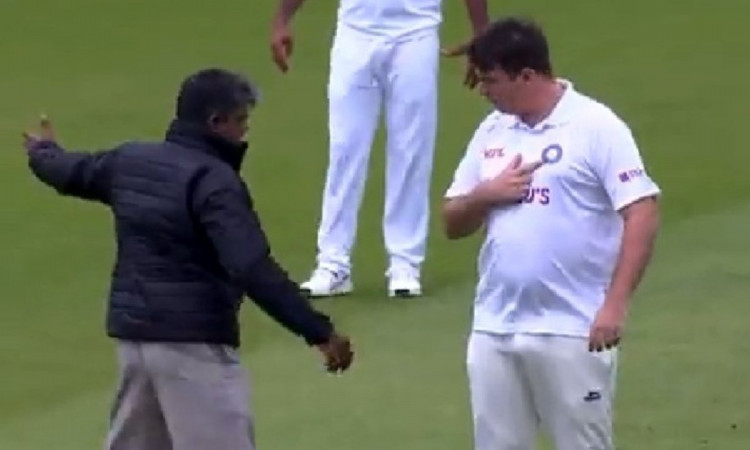 Cricket Image for VIDEO : इंडिया की जर्सी पहन मैदान में घुसा फैन, टीम इंडिया के खिलाड़ी नहीं रोक पाए