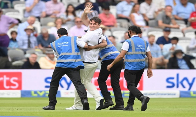 Eng vs Ind, 2nd Test: Pitch Invader casually joins Indian team after lunch