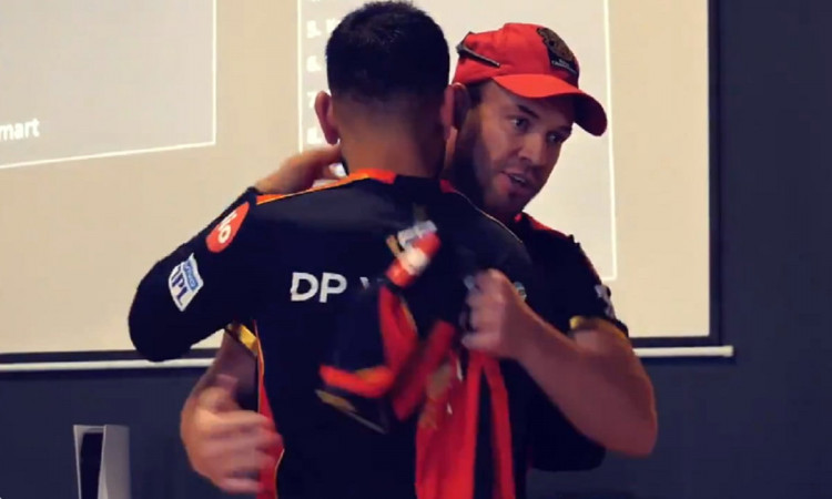 IPL 2021 AB de Villiers gifts a special jersey to Virat Kohli after the RCB skipper’s milestone matc