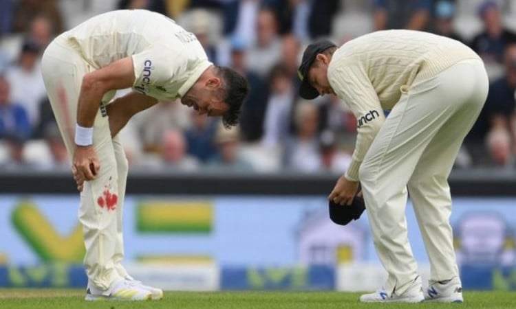 James Anderson Continues Bowling Despite Bleeding Knee During 4th Test Against India