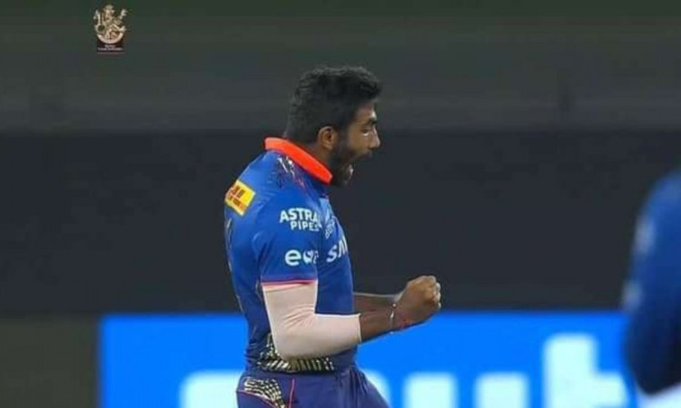 Cricket Image for VIDEO : बुमराह ने 2 गेंदों में बदला मैच, मैक्सवेल और डी विलियर्स ने टेके घुटने