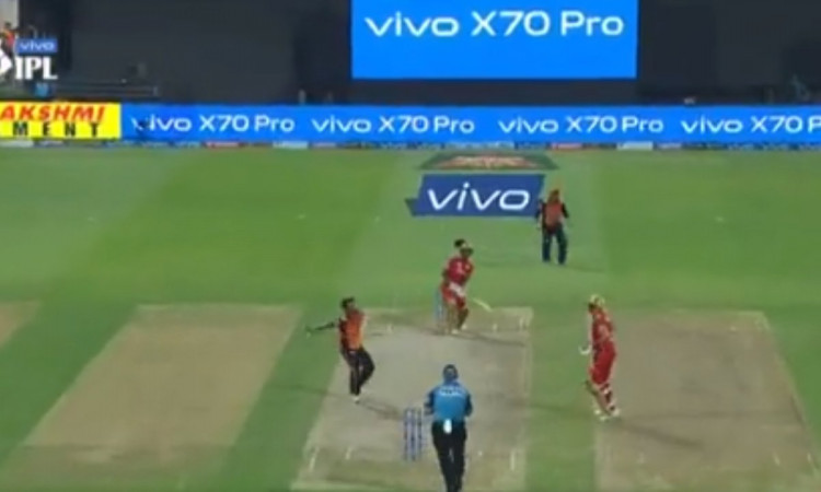 Cricket Image for VIDEO : रॉकेट की रफ्तार से आ रही थी गेंद, संदीप शर्मा ने पकड़ ही लिया पूरन का कैच