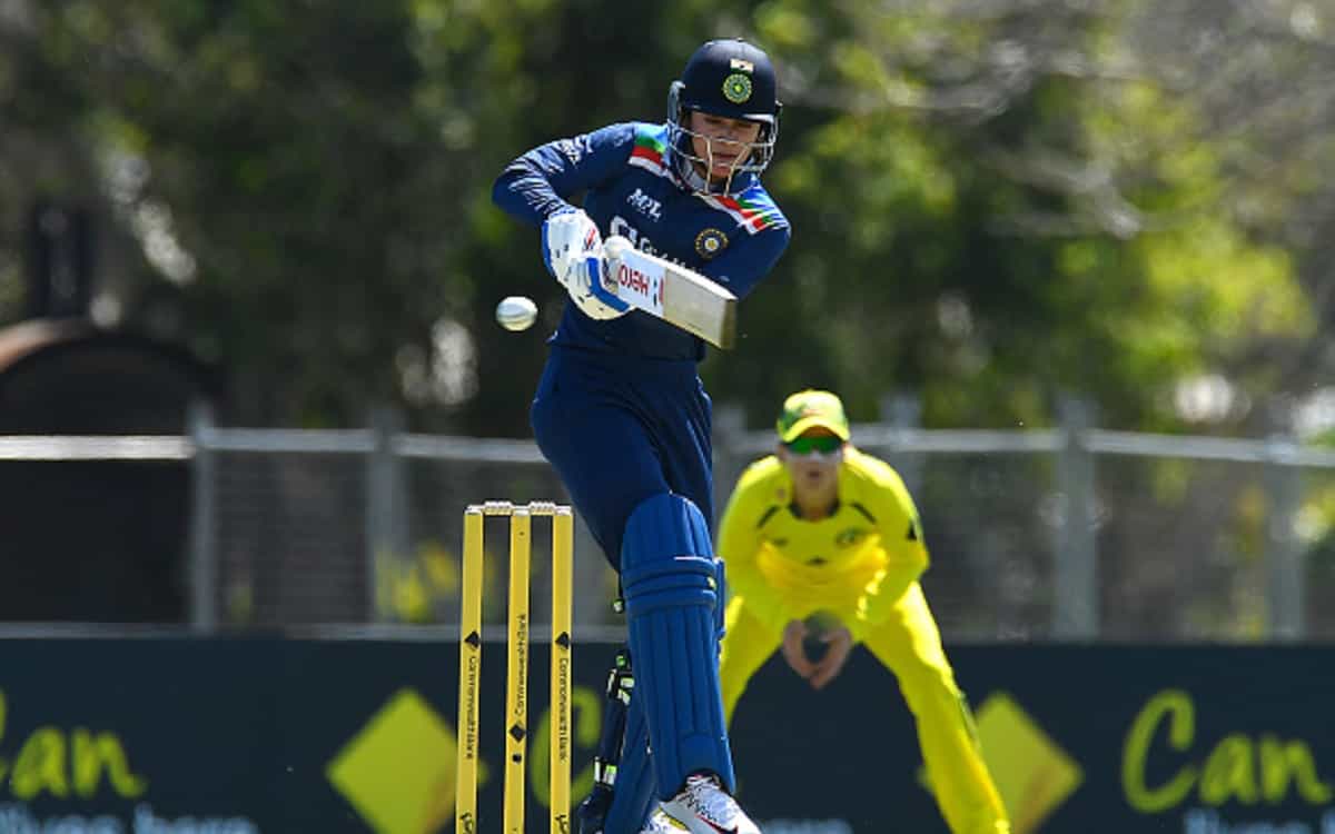  Indian women's team gave a target of 275 runs to Australia wheras smriti Mandhana scored a half-century