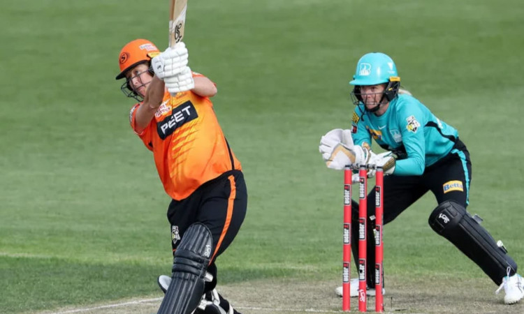 Sophie Devine secures Super Over victory after Brisbane Heat collapse