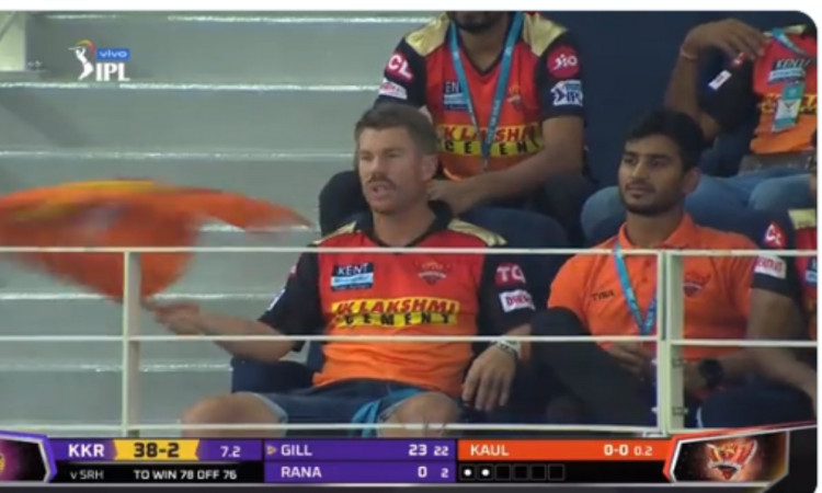 Cricket Image for VIDEO : टीम की नैय्या डूब रही थी और बेबस वॉर्नर SRH का झंडा हिला रहे थे