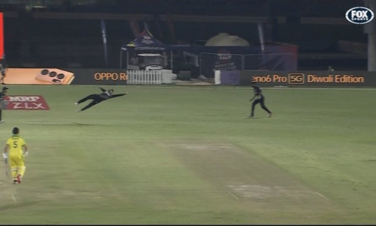 Cricket Image for VIDEO : 'इस कैच का कोई मैच नहीं', मार्टिन गुप्टिल ने पकड़ा चमत्कारिक कैच