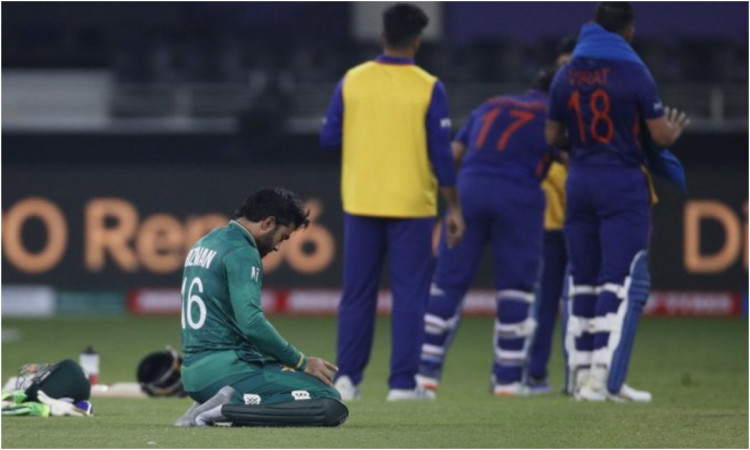 Cricket Image for VIDEO : लाइव मैच में रिज़वान ने जीता दिल, ड्रिंक्स ब्रेक में ही अदा करने लगे नमाज़