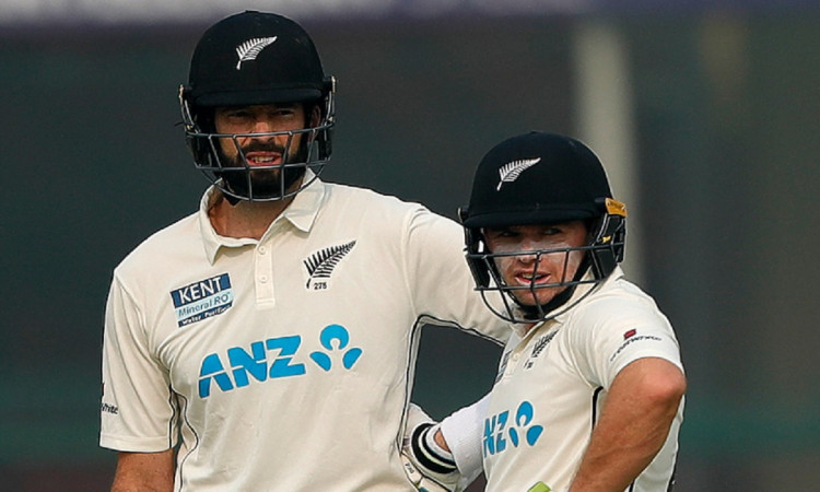 Tom Latham and William Somerville keep New Zealand in the hunt