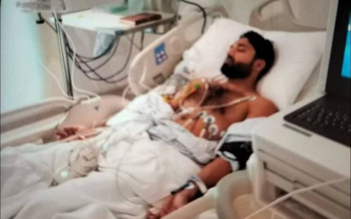 Cricket Image for VIDEO : 48 घंटे ICU में लड़े मोहम्मद रिजवान, पाकिस्तान हारा लेकिन महफिल लूट गए रिज