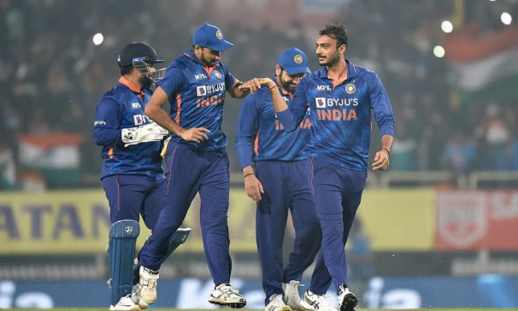 Cricket Image for Sanjay Bangar Praises Indian Bowling Attack's 'Professionalism' Against New Zealan