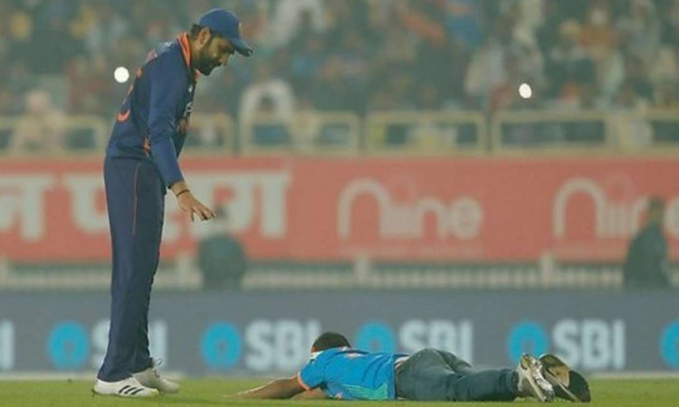 Cricket Image for सुरक्षा घेरा तोड़ रोहित शर्मा के पैरों पर गिर पड़ा था जबरा फैन, पुलिस कर रही जांच
