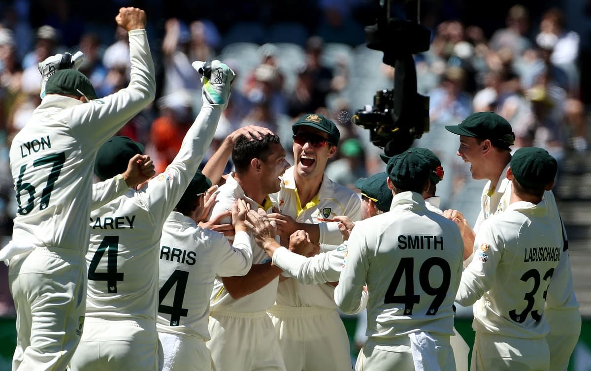 Australia beat England by innings and 15 runs to retain the Ashes, lead the series 3-0