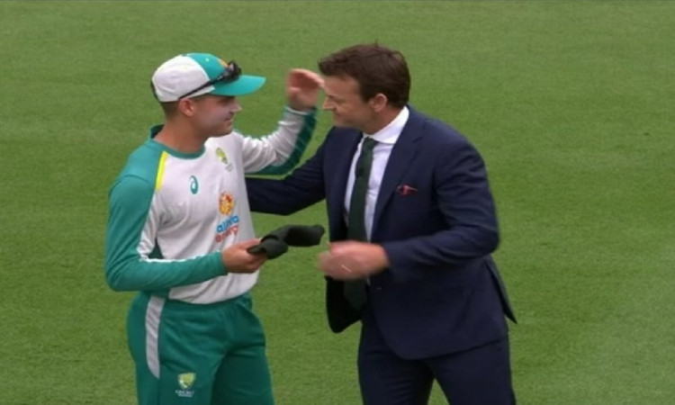 Cricket Image for Ashes:'दोस्त, तुम इसके लायक हो', टिम पेन की जगह आए एलेक्स कैरी को कैप देते हुए बोल