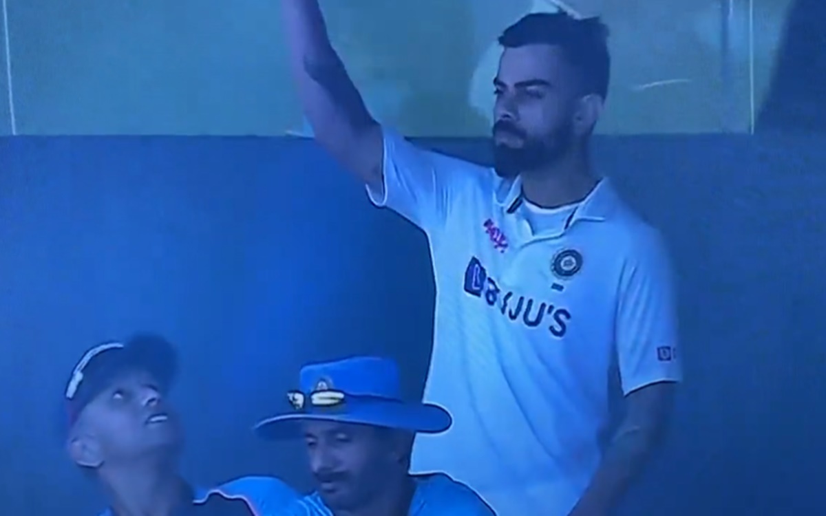 Cricket Image for India Vs New Zealand Rahul Dravid Reacts After Virat Kohli Had Fun With Indian Bat