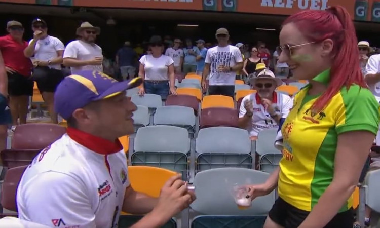 England supporter proposes to Australian fan during Ashes Test at the Gabba
