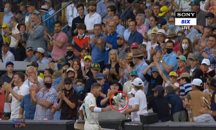 Watch: David Warner Gifts His Batting Gloves To A Kid