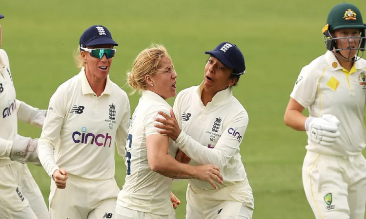 Cricket Image for महिला एशेज टेस्ट : तीसरे दिन के इंग्लैंड ने की वापसी, दूसरी पारी में खेल खत्म होने