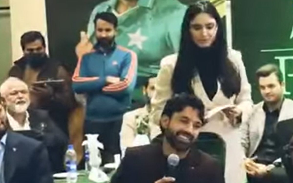 Cricket Image for VIDEO : पाकिस्तानी एंकर ने जीता दिल, 3 मिनट तक कुर्सी के पीछे खड़े होकर पूछे सवाल