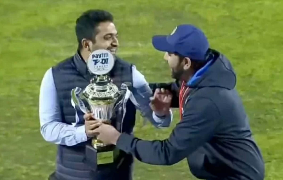खुलासा: कौन था वो नया शख्स? जिसे कप्तान रोहित शर्मा ने श्रीलंका सीरीज जीत के बाद जाकर सौंपी ट्रॉफी