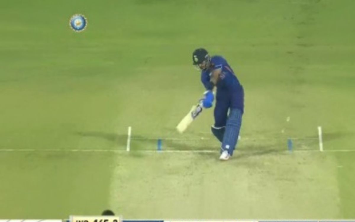 Cricket Image for VIDEO : अब तो आदत सी है हमको, अय्यर का ये 'No Look Six' देखने की