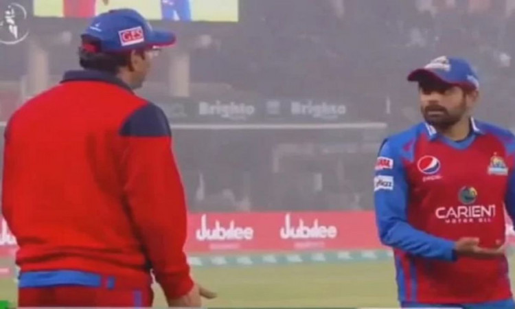 Cricket Image for VIDEO : लाइव मैच में बाबर पर भड़के थे वसीम अकरम, हारने के बाद दे रहे हैं सफाई