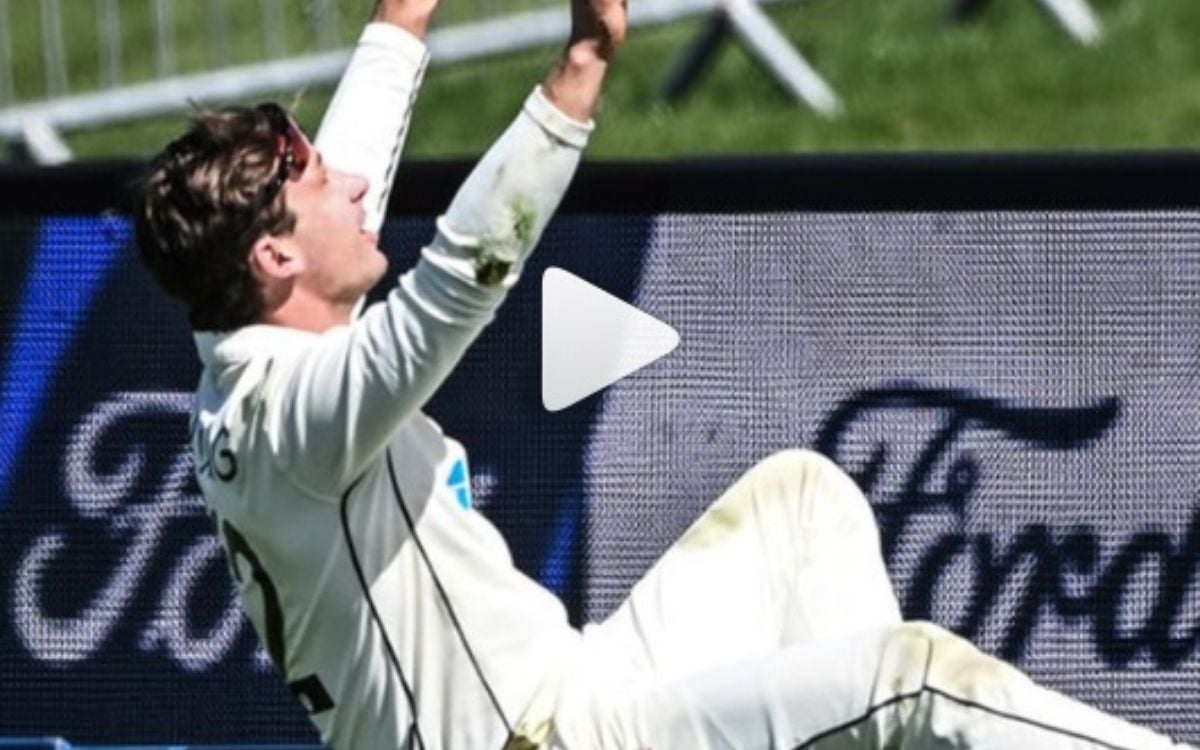 Cricket Image for VIDEO :  क्राइस्टचर्च में हुआ चमत्कार, यंग ने एक हाथ से पकड़ लिया करिश्माई कैच