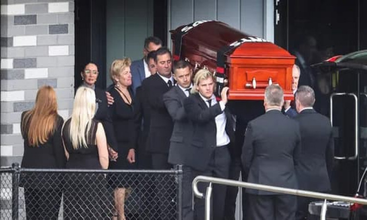 Family, friends and former cricketers farewell 'Superman' Shane Warne in private funeral in Melbourn