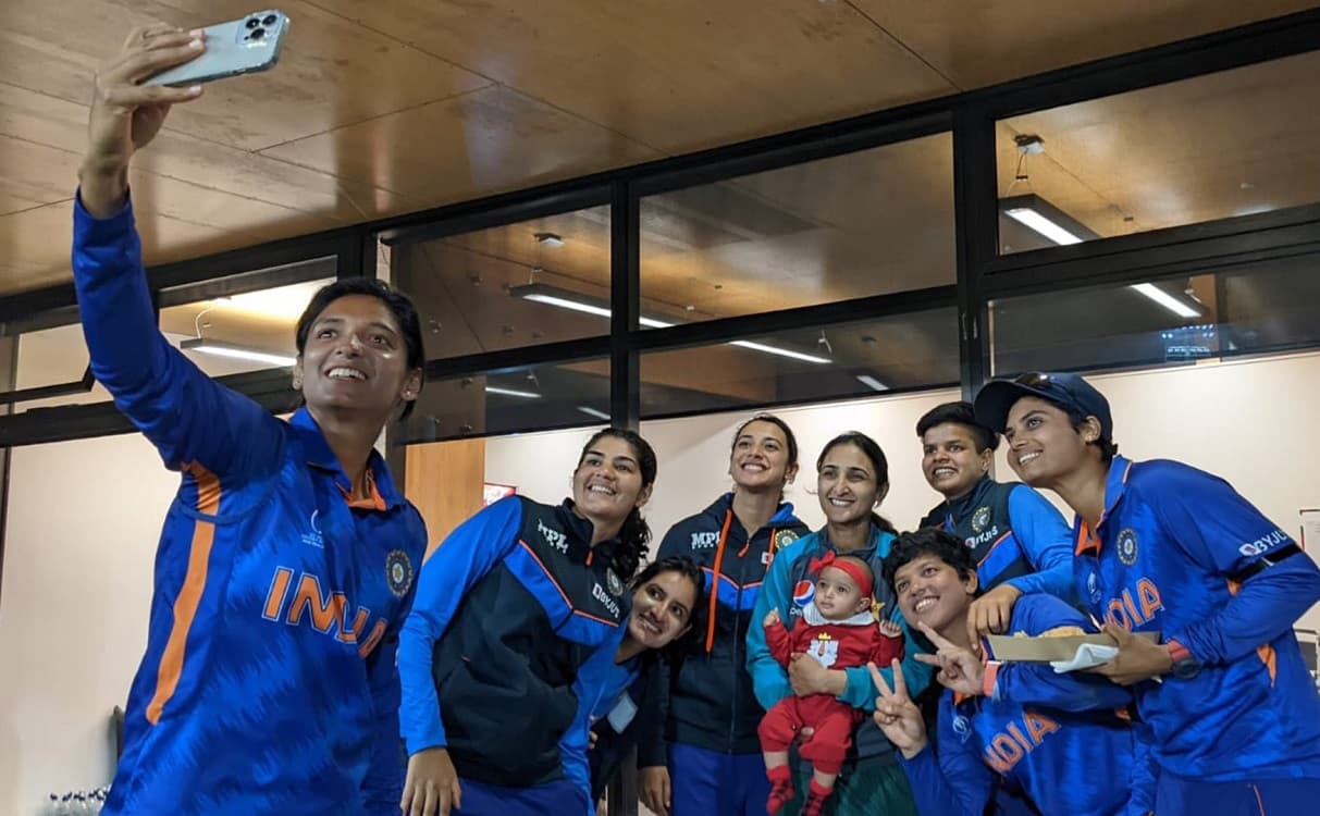 नन्ही बच्ची को लेकर स्टेडियम पहुंची पाकिस्तान की कप्तान के लिए स्मृति मंधाना ने लिखी दिल छूने वाली ब