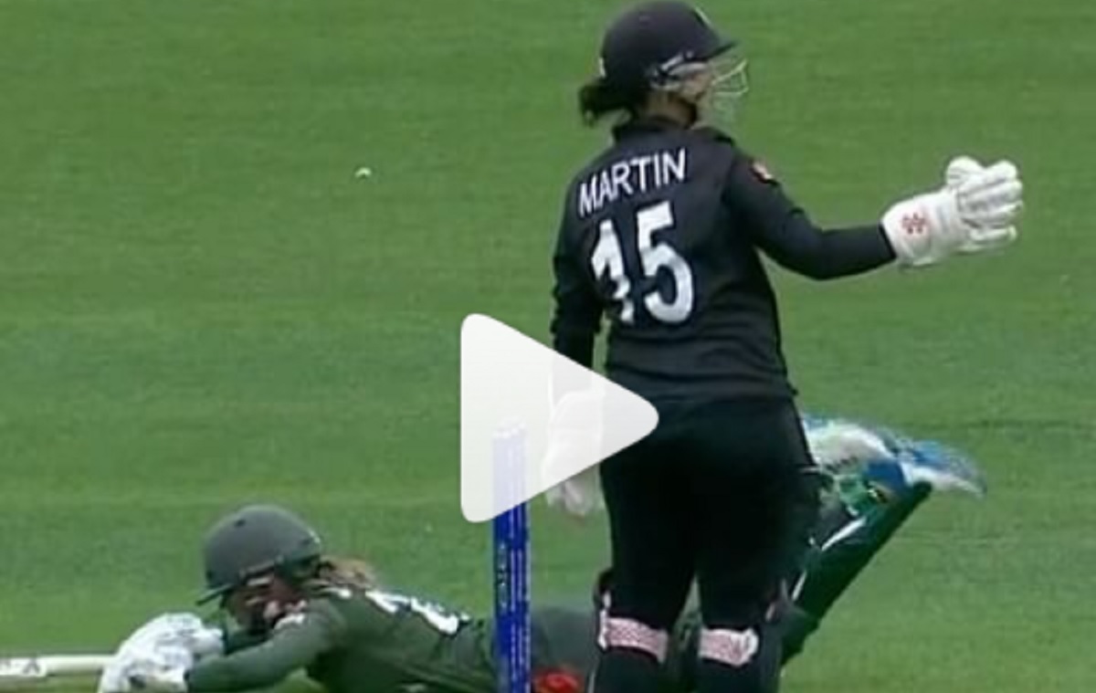 विकेटकीपर केटी मार्टिन के ग्लव्स में चिपक गई गेंद, किस्मत ने बल्लेबाज को ऐसे रनआउट होने से बचाया,देख