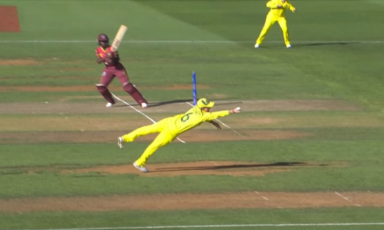 Cricket Image for WATCH: Beth Mooney's Stunning One-Handed Catch 