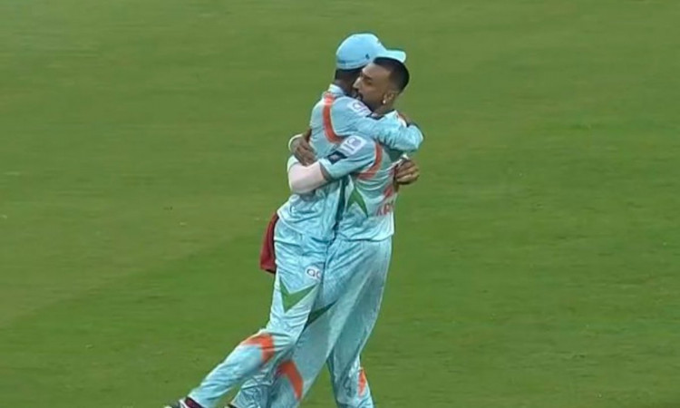 Cricket Image for VIDEO : दूर हो गए गिले शिकवे, गले मिलकर दोस्त बने दो 'दुश्मन'