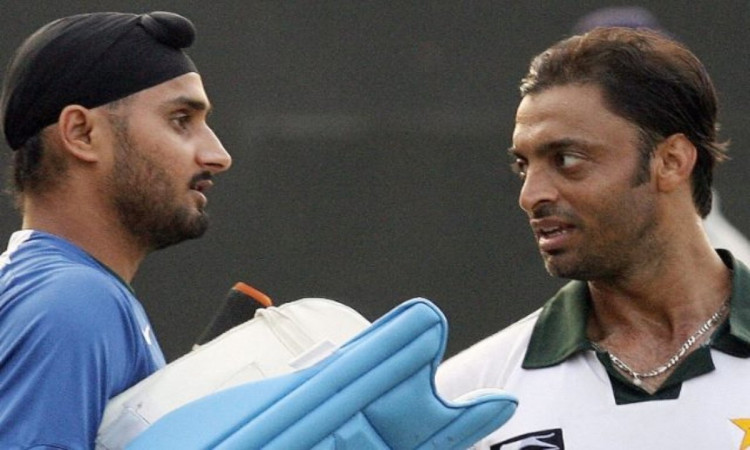 Cricket Image for 'बधाई हो, पाकिस्तान कब आ रहे हो?', शोएब अख्तर ने फिर खींची भज्जी की टांग