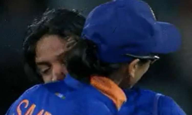 Cricket Image for LIVE मैच में निकले हरमनप्रीत कौर के आंसू, स्मृति मंधाना ने गले से लगाया, देखें Vid