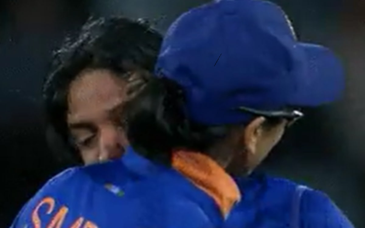 Watch Harmanpreet Kaur Emotional Moment After Took First Wicket Of World Cup 2022 in Hindi - LIVE मैच में निकले हरमनप्रीत कौर के आंसू, स्मृति मंधाना ने गले से लगाया, देखें Video |