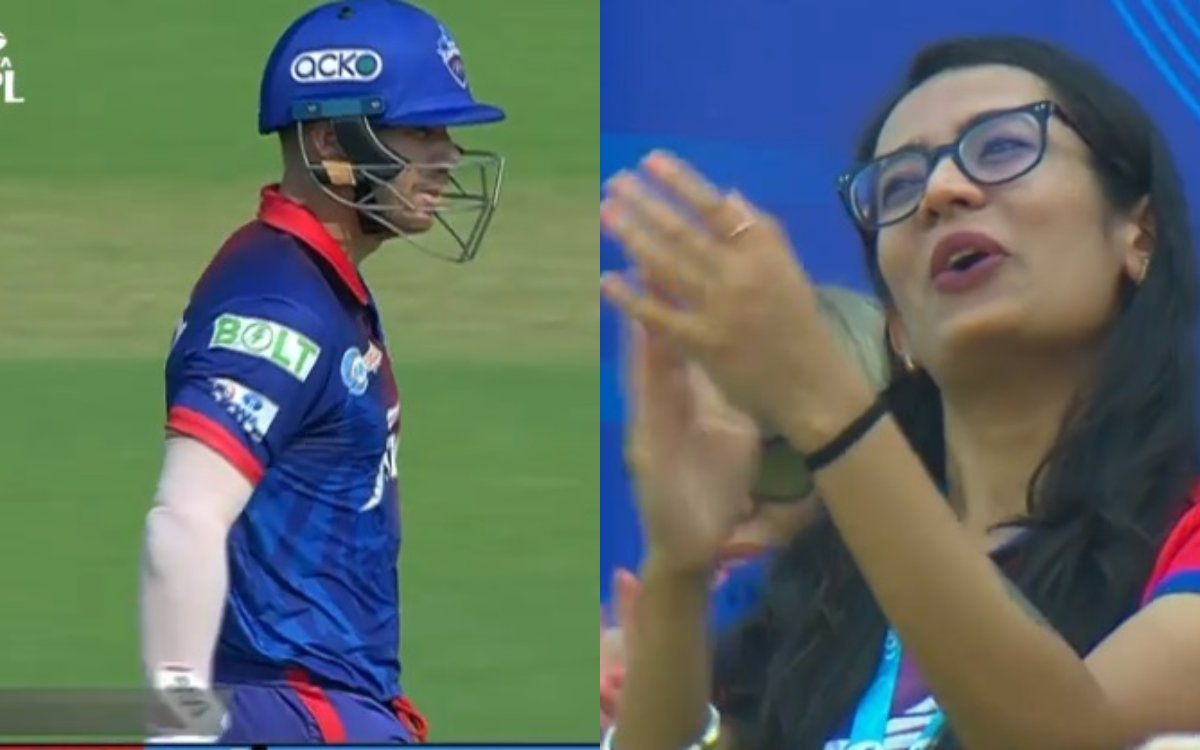 Cricket Image for VIDEO : वॉर्नर ने दिखाया चक्रवर्ती को 'Swag', वॉर्नर का छक्का देखकर झूम उठी फैनगर्