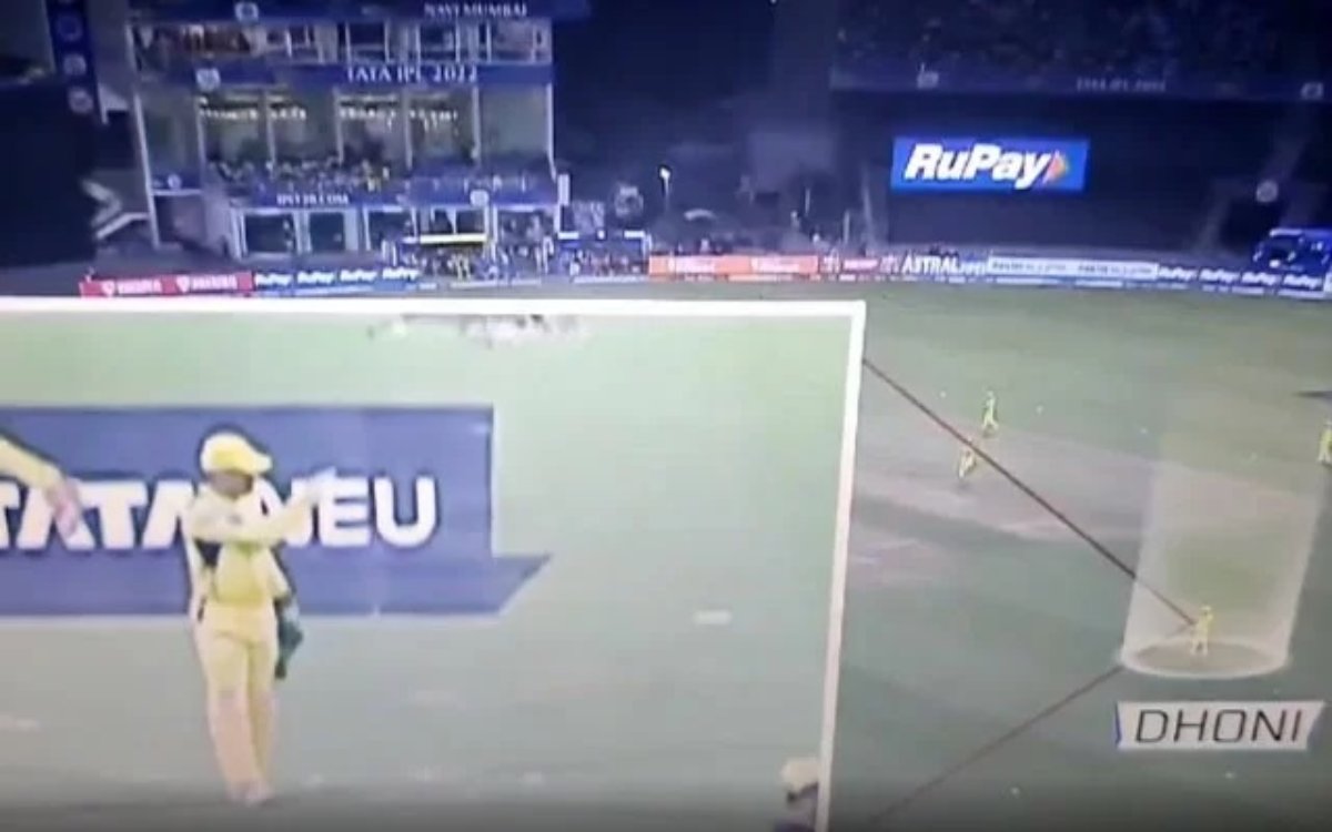 Cricket Image for VIDEO : 1 गेंद पहले चली मास् धोनी ने चली बड़ी चाल, विराट हुए आउट तो कमेंटेटर्स भी 