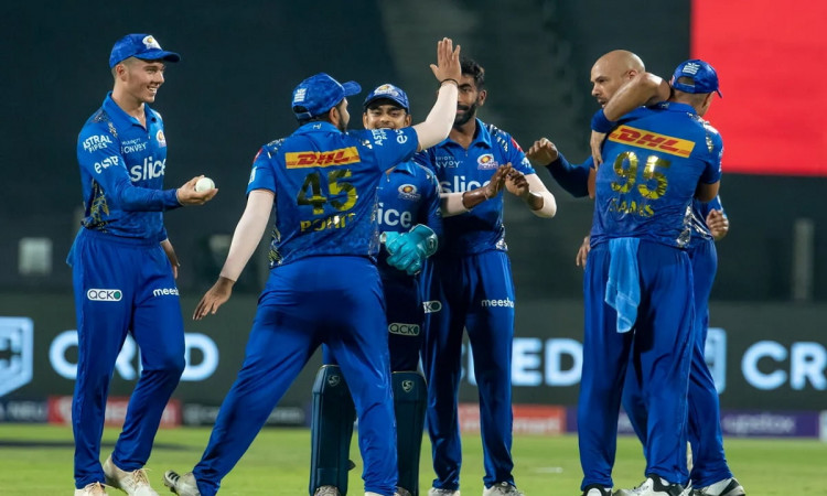 Cricket Image for IPL 2022: Rohit Motivates Mumbai Indians With A Speech & Asks His Team To Be 'Hung