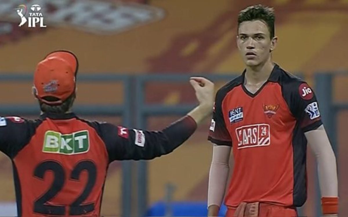 Cricket Image for VIDEO : मार्को जेनसन ने डूबोई SRH की लुटिया, 20वें ओवर में 4 छक्के खाकर हराया मैच
