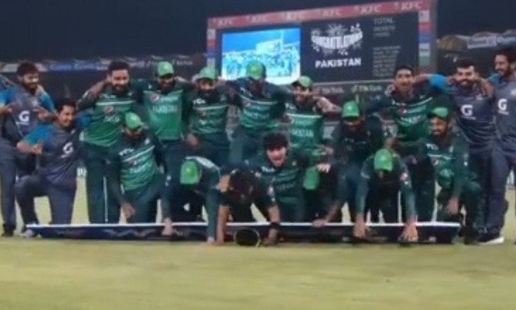 Cricket Image for VIDEO : जश्न मनाते हुए गिर पड़ी पाकिस्तानी टीम, जमकर उड़ रहा है बाबर की टीम का मज़